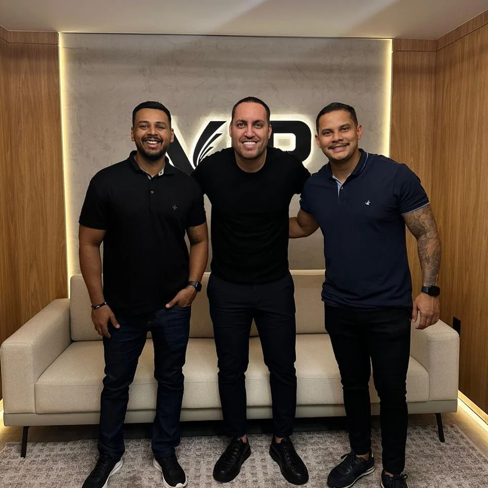 Eliandro em registro de relacionamento de mercado ao lado de Alexandre Matos e outro profissional
